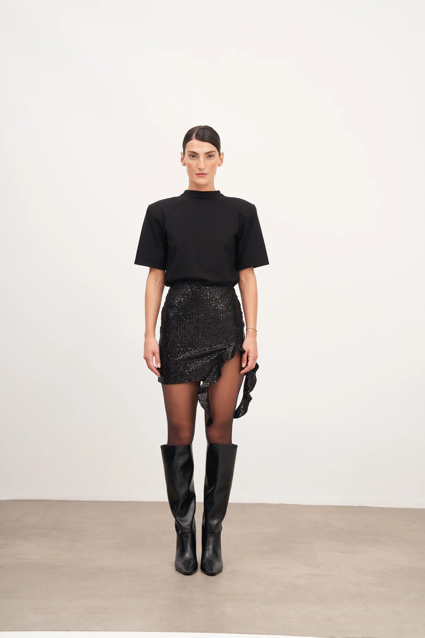 Siyah Vatkalı Yarım Kollu Tişört