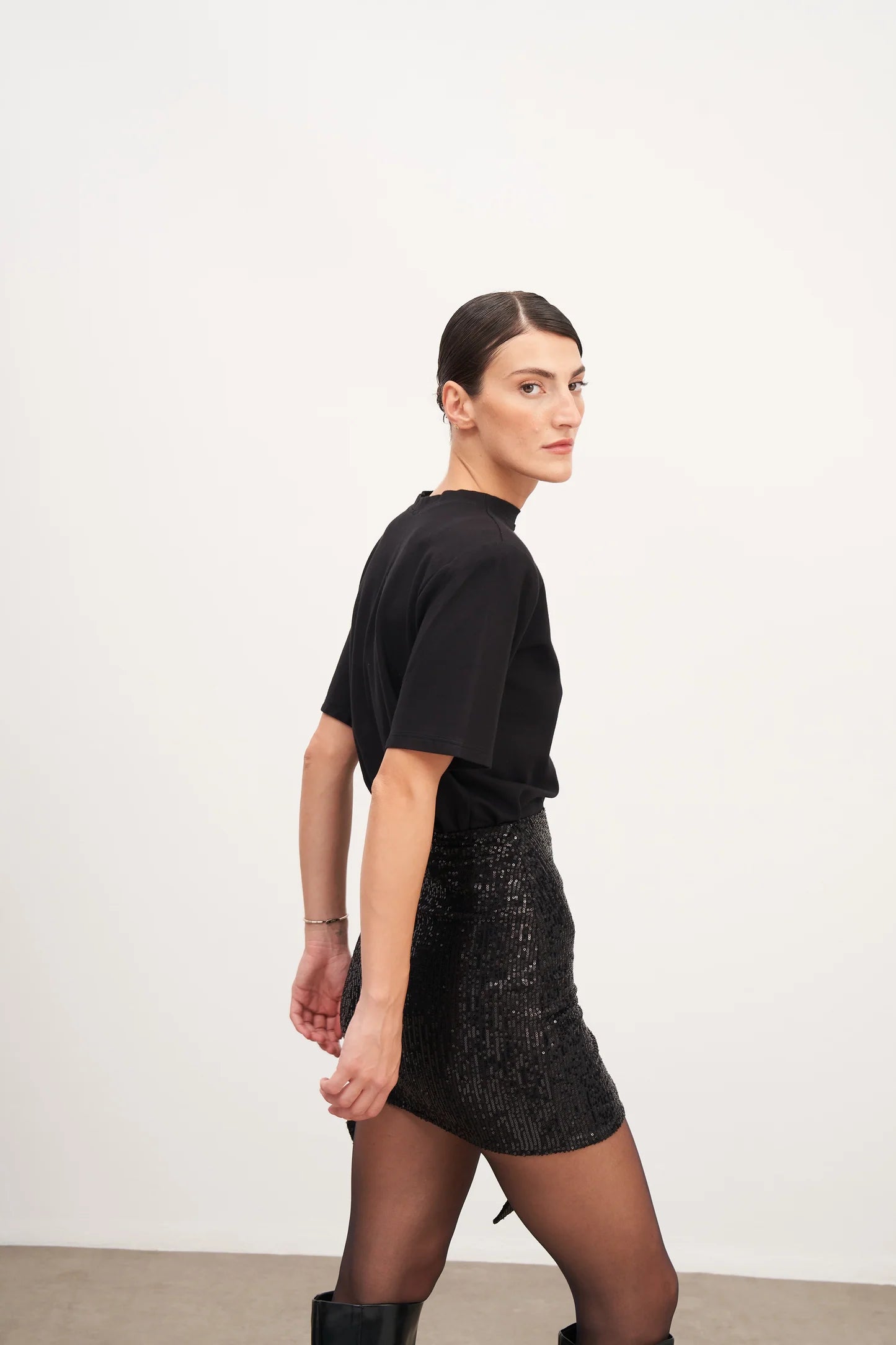 Siyah Vatkalı Yarım Kollu Tişört