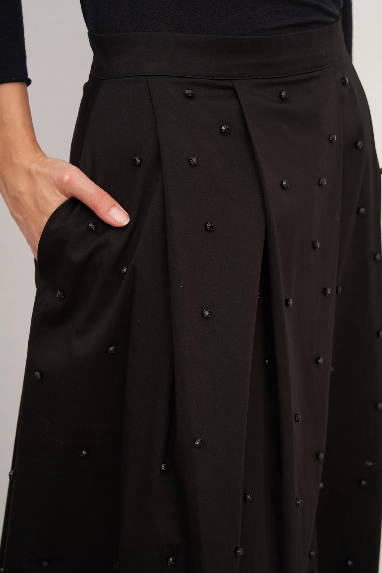 Siyah Taş İşlemeli Pileli Cep Detaylı Uzun Etek