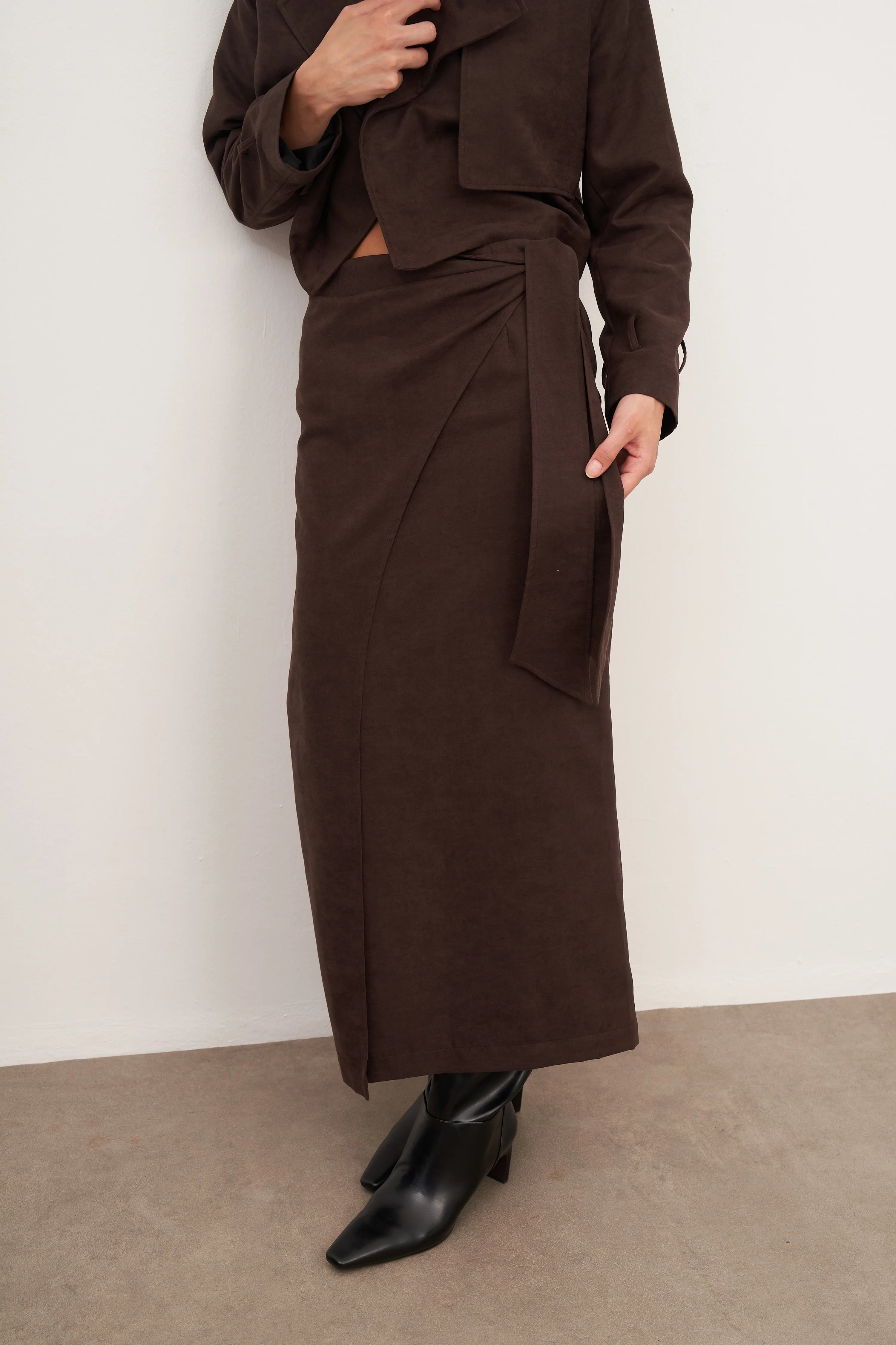 Acı Kahve Süet Bağlama Detaylı Uzun Etek