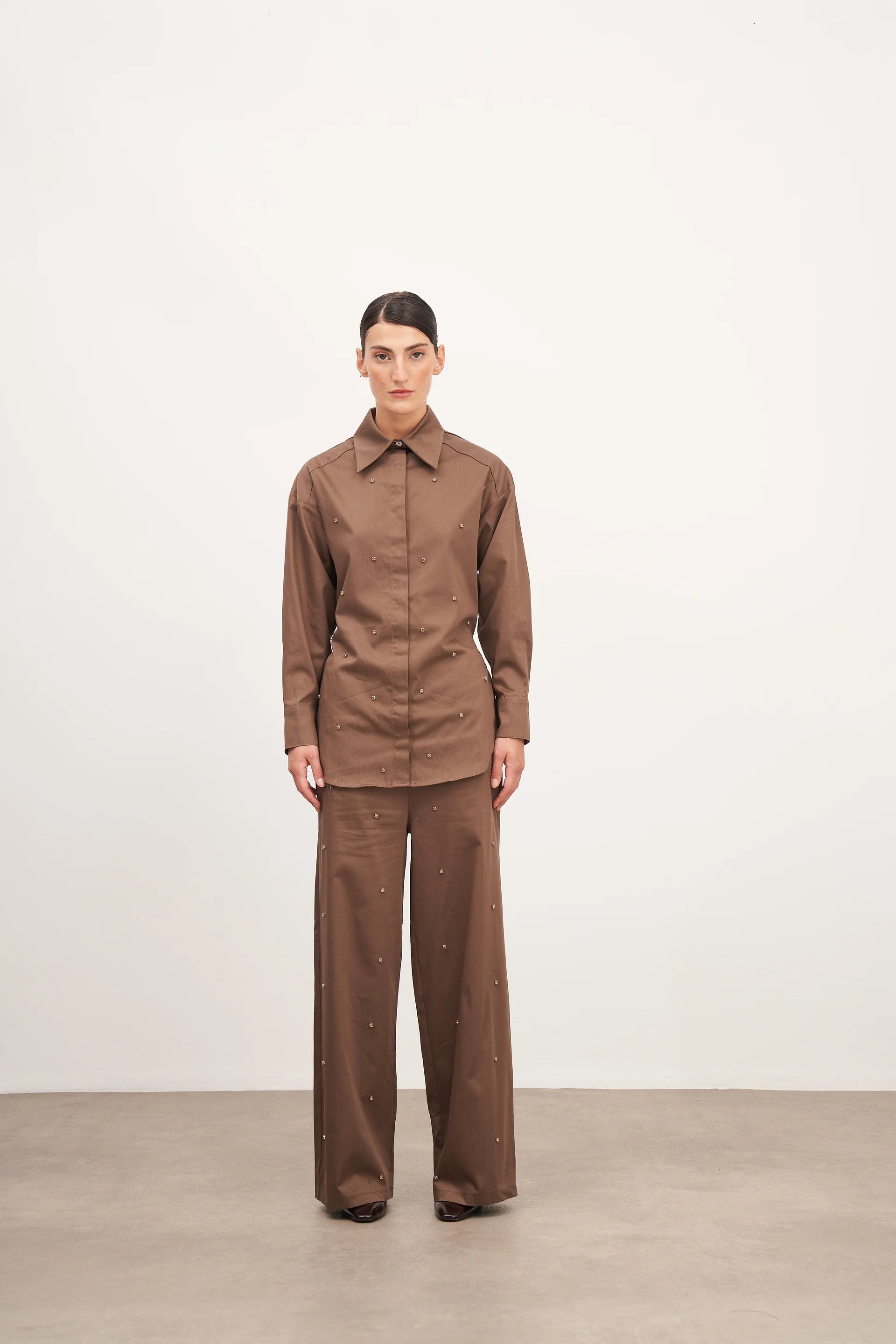 Kahverengi Taş İşlemeli Bağlama Detaylı Pamuk Gömlek