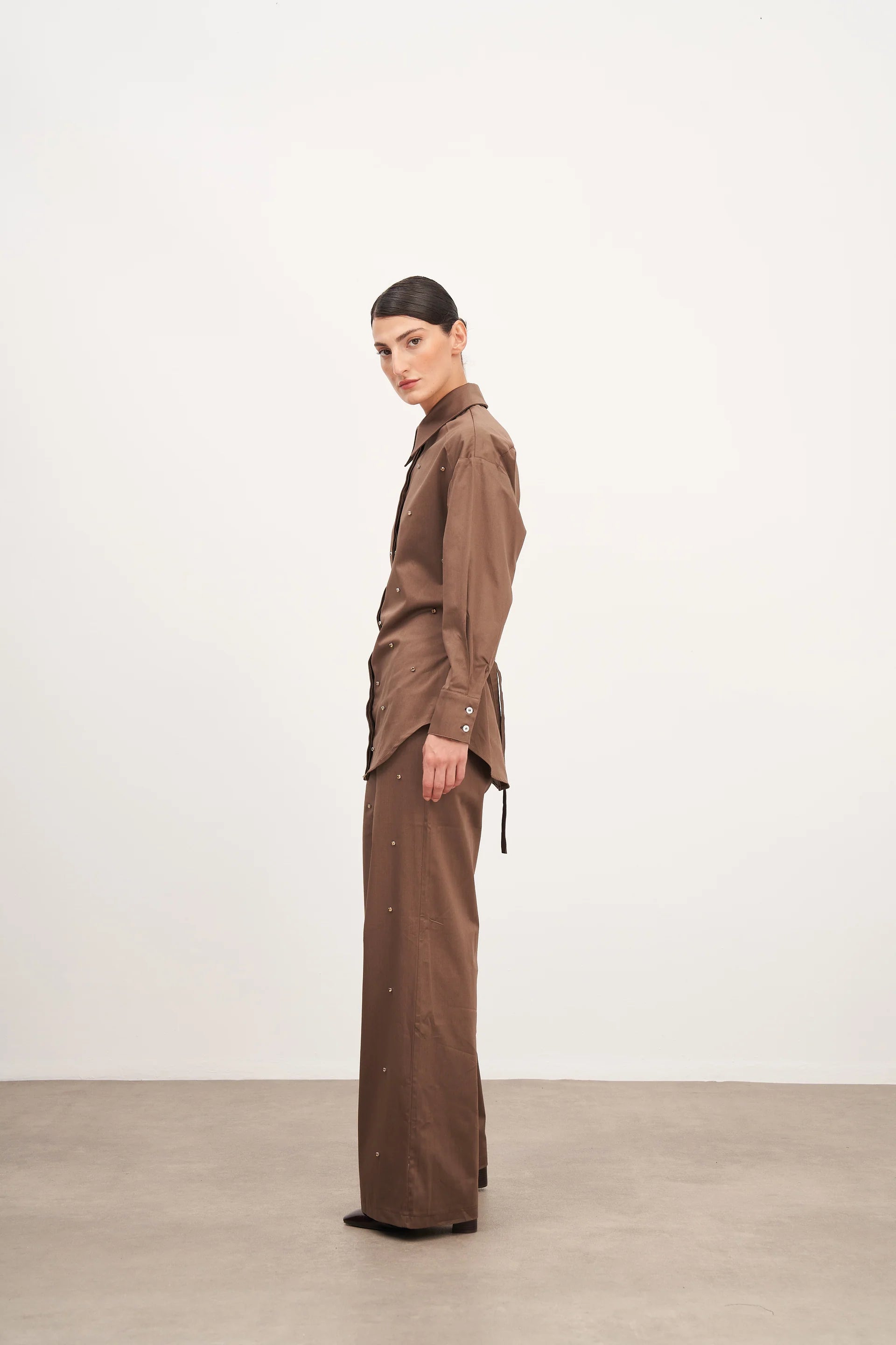 Kahverengi Taş İşlemeli Bağlama Detaylı Pamuk Gömlek