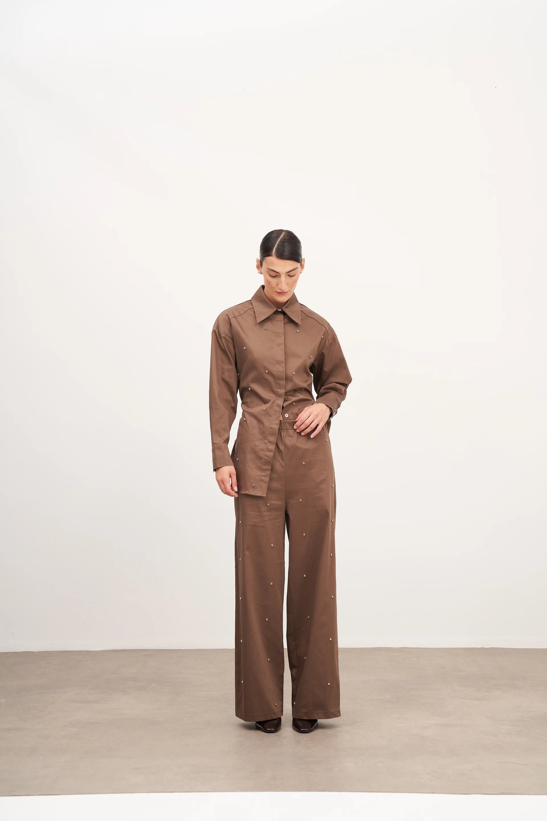 Kahverengi Taş İşlemeli Bağlama Detaylı Pamuk Gömlek