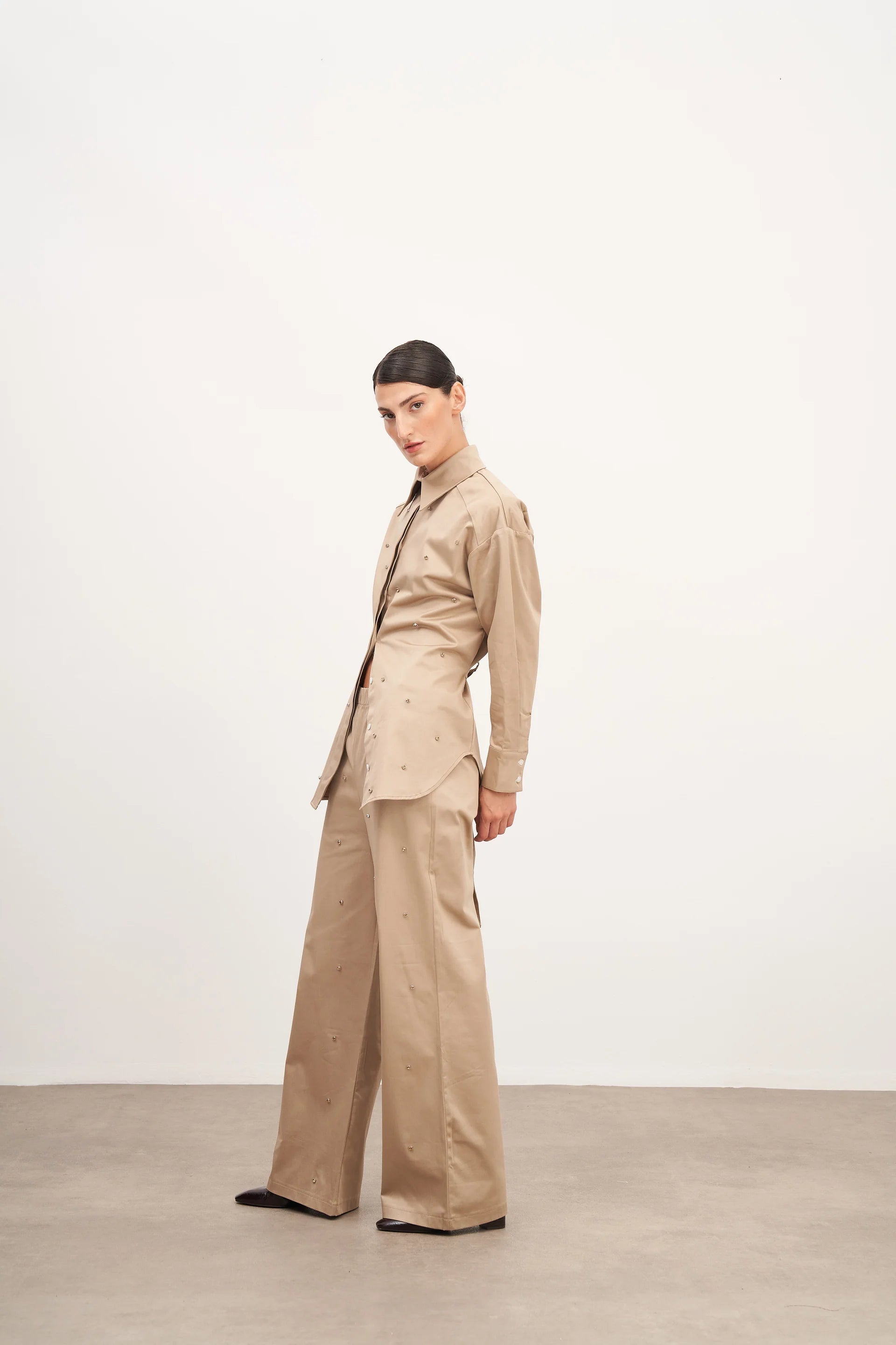 Bej Taş İşlemeli Bağlama Detaylı Pamuk Gömlek