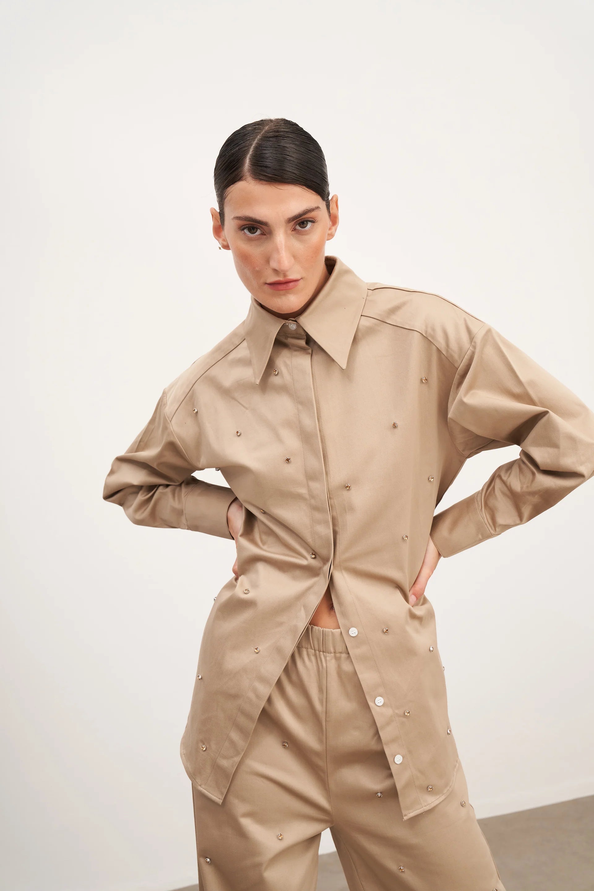 Bej Taş İşlemeli Bağlama Detaylı Pamuk Gömlek