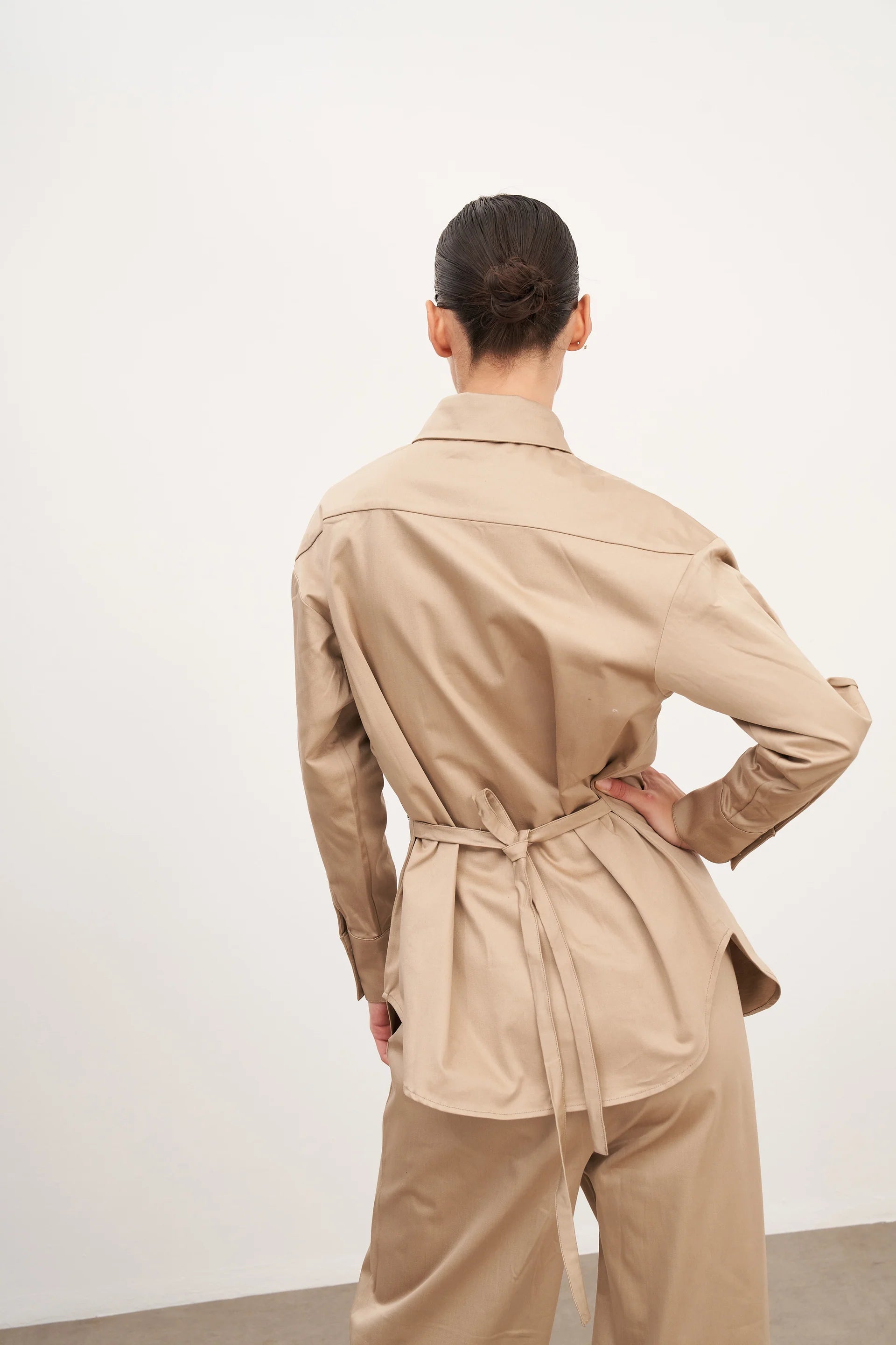 Bej Taş İşlemeli Bağlama Detaylı Pamuk Gömlek